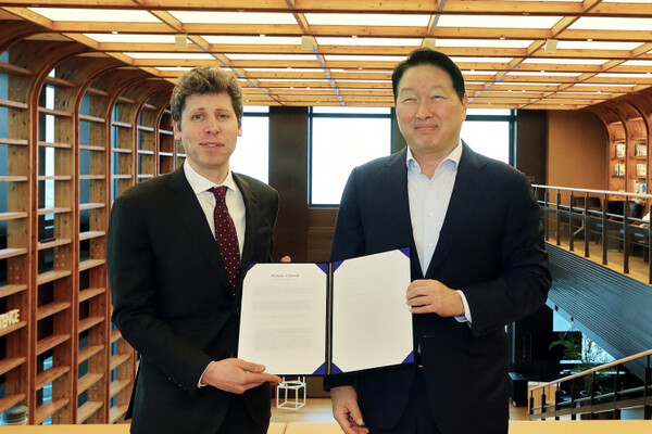 최태원 회장(오른쪽)과 샘 올트먼 OpenAI CEO(왼쪽) 등 양사 경영진들이 이달 1일 서울 종로구 SK서린빌딩에서 메모리 공급 의향서(Memory Supply LOI)와 서남권 AI DC 협력에 관한 양해각서(MOU)를 체결했다.