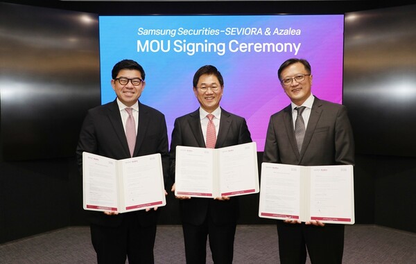 지난 17일 서울 서초구 삼성증권 본사에서 진행됐던 삼성증권(사장 박종문)과 싱가포르 국부펀드 테마섹(Temasek) 계열의 운용사와의 제휴식. 사진 왼쪽부터 싱가포르 국부펀드 테마섹(Temasek)의 100% 자회사인 세비오라 그룹(Seviora Holdings)의 가브리엘 림(Gabriel Lim) 대표, 삼성증권 박종문 사장, 아젤리아 자산운용의 CEO이자 CIO인 추엔야우(En Yaw Chue) 사장.