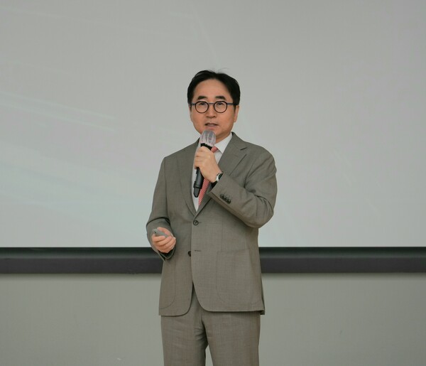 삼성전기 장덕현 사장이 창립기념식에서 기념사를 하고 있다.