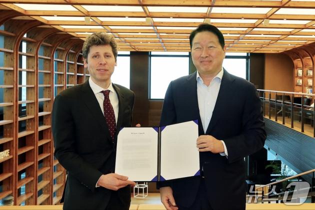 최태원 SK그룹 회장이 1일 서울 종로구 서린사옥에서 샘 올트먼 오픈AI 대표와 만나 메모리 공급 의향서(Memory Supply LOI)와 서남권 AI 데이터센터 협력에 관한 양해각서(MOU)를 체결했다. (사진제공 = SK그룹)