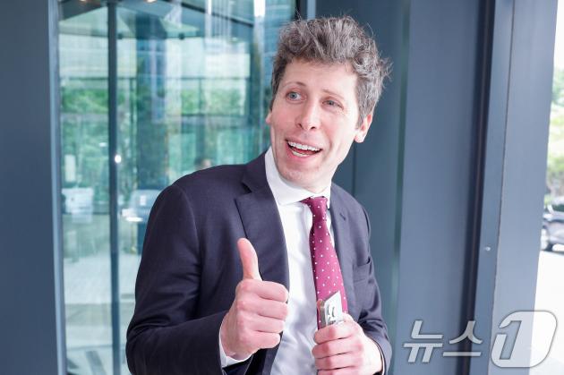 샘 올트먼(Sam Altman) 오픈 AI CEO가 1일 오후 서울 종로구 SK서린빌딩에서 최태원 SK그룹 회장과 회동을 마친 뒤 차량으로 향하며 취재진 질문에 엄지 손가락을 치켜들고 있다. 2025.10.1/뉴스1 ⓒ News1 안은나 기자