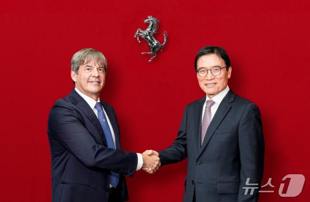 페라리코리아 출범을 맞이해 프란체스코 비앙키 페라리 극동 및 중동 지역 지사장(좌)과 김광철 FMK 대표이사가 기념 촬영을 하고 있다.(페라리 제공)