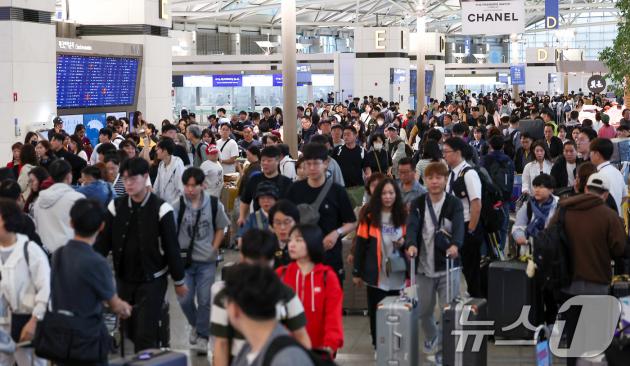 추석 연휴를 하루 앞둔 2일 오전 인천국제공항 제1여객터미널이 여행객들로 북적이고 있다. 인천국제공항공사는 올해 추석연휴 기간(10월2~12일)에 일평균 22만3000명의 여객이 인천공항을 이용할 것으로 전망한다고 밝혔다. 2025.10.2/뉴스1 ⓒ News1 김성진 기자