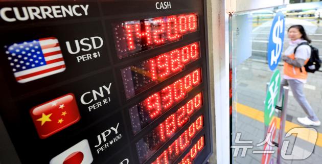 원·달러 환율이 5개월여 만에 최고치로 상승하고 있는 10일 서울 중구 명동의 환전소 앞을 외국인 관광객들이 지나가고 있다. 2025.10.10/뉴스1 ⓒ News1 이호윤 기자