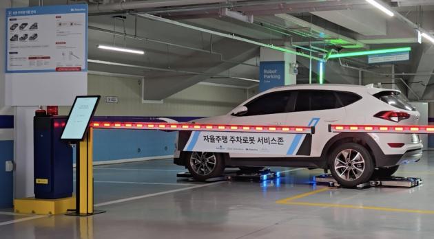 카카오모빌리티, 케이엠파크, HL로보틱스의 협력과 충북도청 및 충북과학기술혁신원의 지원으로 충북 청주시의 충북콘텐츠기업지원센터 지하 주차장 내 설치된 국내 최초 ‘로봇발레’ 서비스존의 모습 (카카오모빌리티 제공)