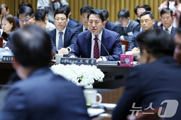 오세훈 서울시장이 20일 오전 서울 중구 서울시청에서 열린 국회 국토교통위원회의 서울시청에 대한 국정감사에서 의원 질의에 답하고 있다. 2025.10.20/뉴스1 ⓒ News1 박정호 기자