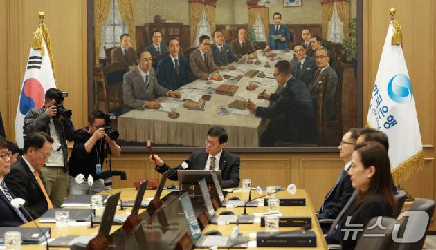 이창용 한국은행 총재가 23일 서울 중구 한국은행에서 열린 금융통화위원회에서 의사봉을 두드리고 있다(한국은행 제공). 2025.10.23/뉴스1