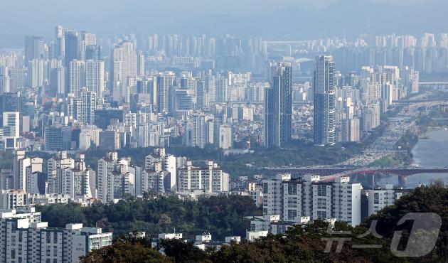 서울 중구 남산에서 바라본 아파트 단지. 2025.10.19/뉴스1 ⓒ News1 김진환 기자
