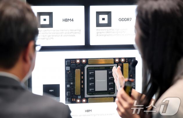 28일 경북 경주 엑스포공원 에어돔에서 열린 APEC CEO 서밋 부대행사인 'K-테크 쇼케이스' 삼성전자 부스에서 참석자가 HBM4를 둘러보고 있다. 2025.10.28/뉴스1 ⓒ News1 박지혜 기자