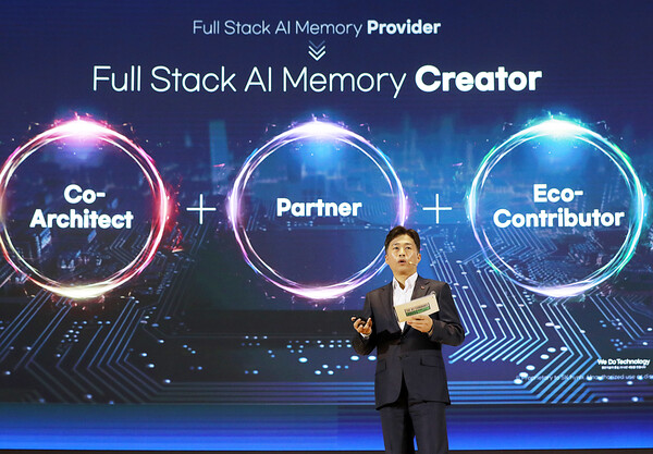 SK하이닉스 곽노정 대표이사 사장이 3일 서울 삼성동 코엑스에서 열린 ‘SK AI 서밋 2025’에서 ‘AI 시대, SK하이닉스가 그리는 새로운 비전과 기술’ 을 주제로 기조연설을 진행하고 있다.