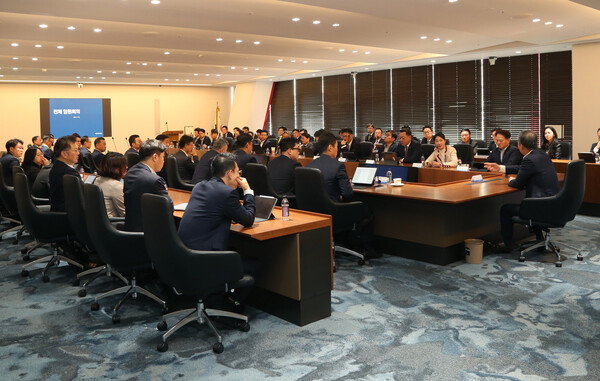 NH투자증권은 4일 오전 전체 임원회의를 개최했다. 임원 50여명은 이번 사건에 대해 심각성을 공유하고 임직원 윤리의식 제고 및 준법경영 강화 등 윤리경영 내재화를 다짐했다.