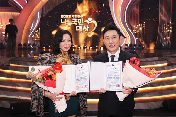 희망브리지 아너스클럽’ 회원 배우 이혜영과 방송인 이승윤 (사진제공=희망브리지)