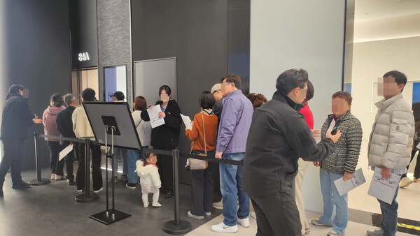 운정신도시 푸르지오 더 스마트 견본주택에 많은 인파가 몰렸다. (사진제공=대우건설)