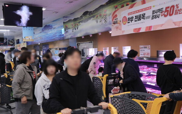 '쓱데이' 할인 행사 기간 이마트 영등포점에서 반값한우를 구매하곡 고객의 모습 (사진제공=이마트)