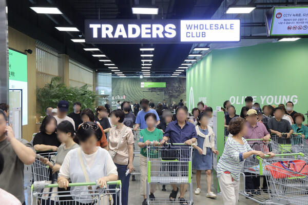 이마트 트레이더스 구월점 오픈 행사에 고객들이 입장하고 있는 모습 (사진제공=이마트)