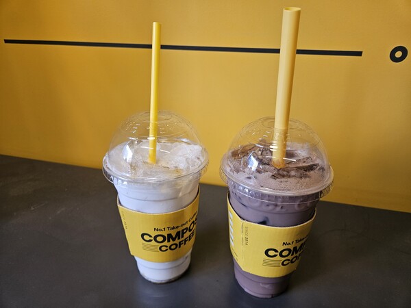 컴포즈커피가 내놓은 신메뉴 '부여 밤 라떼'(왼쪽)와 '부여 밤 생초콜릿 라떼' (사진=황태규 기자)