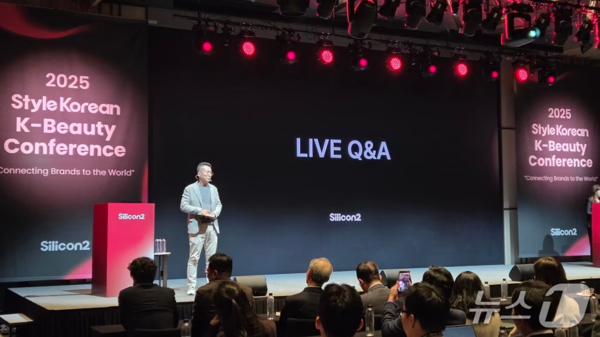 김성운 실리콘투 대표가 17일 '스타일코리안 K-뷰티 콘퍼런스'에서 질의응답을 하고 있다. 사진 뉴스1