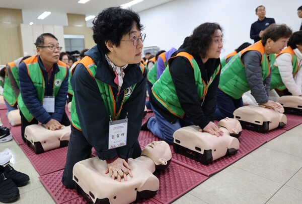 의정부시 자율방재단 단원이 CPR 체험 교육을 하고있다.(사진제공=희망브리지)