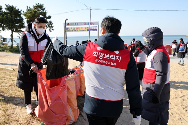 희망브리지 전국재해구호협회 직원들이 18일 오전 인천 중구 왕산해수욕장에서 플라스틱 제로 캠페인을 하고 있다.(사진제공=희망브리지)