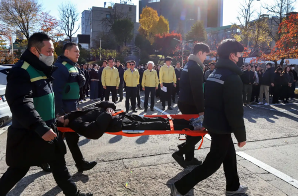 서울 중구 장충동에 본사를 둔 태광그룹 4개 계열사 태광산업·대한화섬·티시스·티알엔 임직원들이 18일 지진 상황을 가정한 전사적 대피 훈련을 실시했다. 사진은 임직원들이 환자 구조 훈련을 하는 모습.(사진=태광그룹)