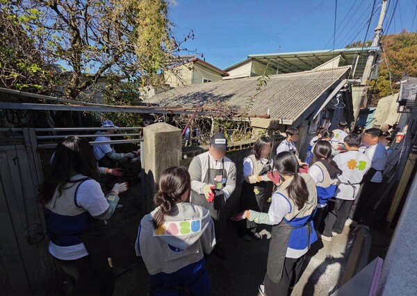 지난 14일, 교촌 바르고 봉사단 및 대학RCY ‘촌스러버’들이 전주시 완산구 낙수정마을에서 연탄 나눔 봉사활동을 진행하고 있다.