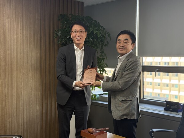 한국부동산마케팅협회 신임 수석부회장으로 선출된 이월무 부회장(왼쪽)과 장영호 회장. (사진제공-=한국부동산마케팅협회)