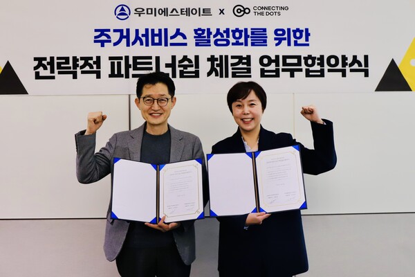 우미에스테이트 김병권 대표(왼쪽)와 커넥트더닷츠 김희정 대표가 업무협약을 맺고 기념사진을 찍고 있다. (사진제공=우미에스테이트)
