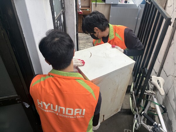 현대건설 임직원들이 ‘지역과 함께, 가치를 짓다’ 주거환경 개선활동에 참여하고 있다. (사진제공=희망조약돌)