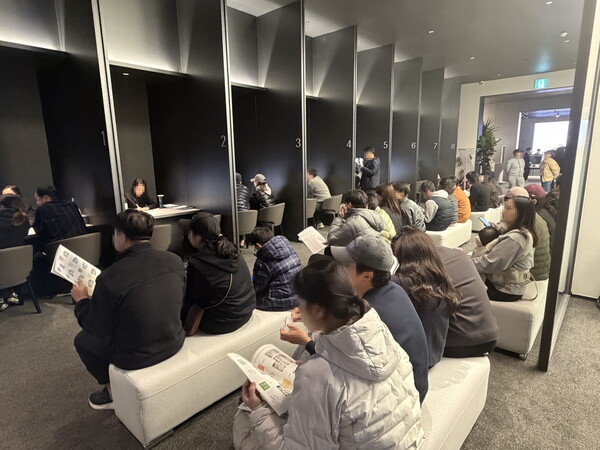 의왕시청역 SK뷰 아이파크 견본주택에 주말 동안 많은 인파가 몰렸다. (사진제공=SK에코플랜트 컨소시엄)