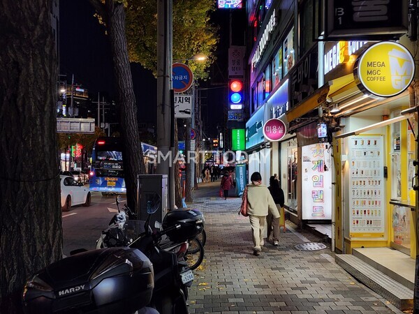 지난 19일 오후 6시 경 촬영한 가야위드안 반경 300m 내외 골목. 퇴근 시간임에도 상권 인근 거리가 한산하다. 출처=김종현 기자