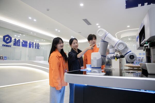 20일부터 23일까지 중국 심천에서 진행된 미래에셋 박현주재단의 '제26회 글로벌 문화제험단' 참여자 및 관계자들이 기념사진을 촬영하고 있다.