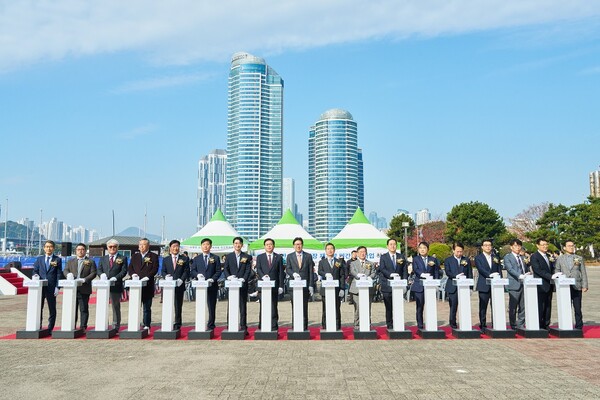 아이파크마리나와 HDC현대산업개발은 24일 부산 수영만요트경기장 재개발 착공식을 진행했다. (사진 왼쪽 일곱 번째부터 오른쪽으로) 주진우 국회의원, 안성민 부산시 의회 의장, 박형준 부산시장, 이성용 아이파크마리나 대표, 정경구 HDC현대산업개발 대표. 