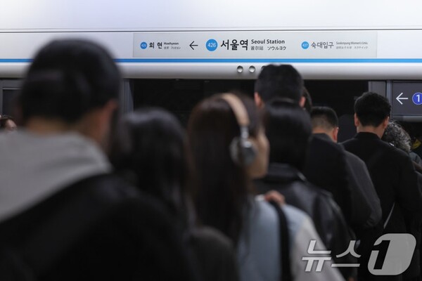 25일 서울역에서 시민들이 4호선 지하철 열차를 기다리고 있다. 코레일 등에 따르면 이날 오전 5시 15분쯤 4호선 안산선 시흥차량기지 내에서 작업차가 궤도를 이탈해 상, 하행선 열차 운행이 지연되다 2시간 반 만에 복구됐다. 2025.11.25/뉴스1