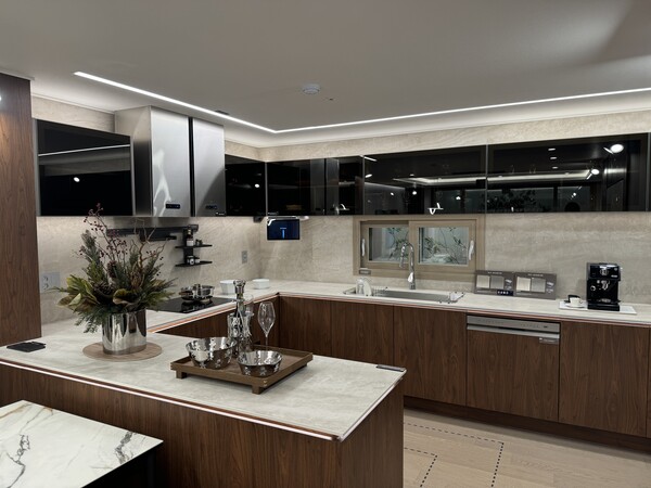 ‘시흥거모지구 대방 엘리움 더 루체 Ⅰ·Ⅱ’ 견본주택 내부에 전시된 주방 (사진=대방산업개발)