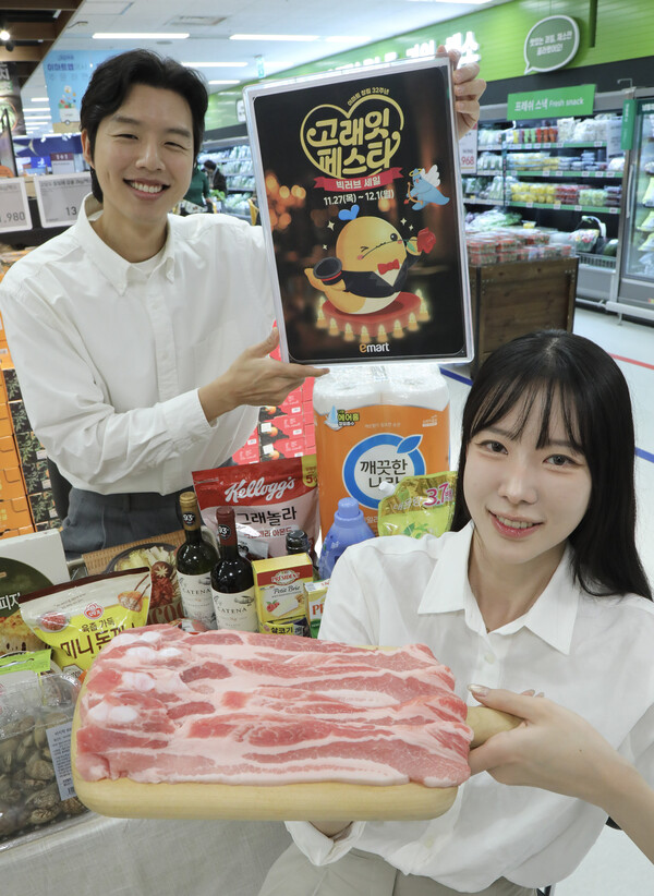 25일 이마트 용산점에서 모델들이 '고래잇 페스타' 할인 상품을 소개하고 있다. (사진제공=이마트)