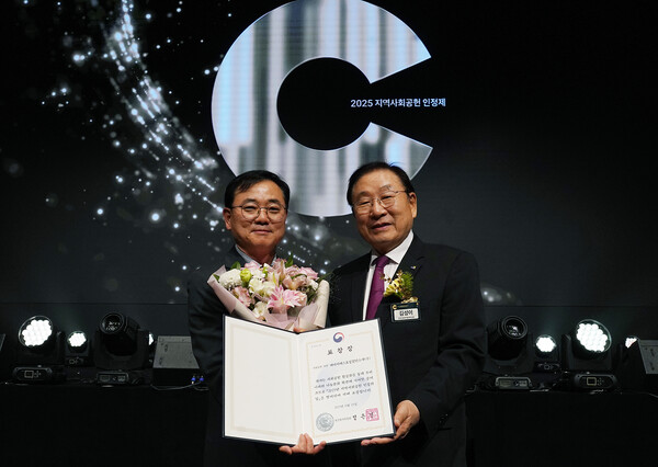 HS효성첨단소재가 7년 연속 '지역사회공헌 인정기업'으로 선정됐다. 최형식 HS효성 커뮤니케이션실 상무(왼쪽), 김성이 한국사회복지협의회장이 기념촬영을 하고 있다. (사진제공=HS효성그룹)