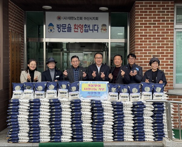 HDC현대산업개발이 24일 충남 아산시 어르신과 부녀회를 대상으로 쌀 1톤을 기부했다. (사진 왼쪽부터) 정호희 우리들지역아동센터장, 김영돈 충남시각장애인연합회 아산지회장, 오치석 대한노인회 아산시지회장, 신왕섭 HDC현대산업개발 ESG소통실 실장, 김은태 고향재가방문요양센터 시설장, 신정호 HDC현대산업개발 현장소장, 박은자 향토설화연구회 대표 (사진제공=HDC현대산업개발)