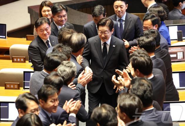 이재명 대통령이 4일 서울 여의도 국회 본회의에서 내년도 정부 예산안에 대한 시정연설을 마치고 의원들의 박수를 받으며 퇴장하고 있다. 2025.11.4/뉴스1 ⓒ News1 국회사진기자단