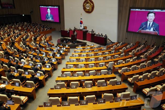 이재명 대통령이 4일 서울 여의도 국회 본회의에서 2026년도 예산안 및 기금운용계획안에 대한 정부의 시정연설을 하는 가운데 국민의힘 의원들이 불참하며 빈자리가 보이고 있다. 2025.11.4/뉴스1 ⓒ News1 국회사진기자단