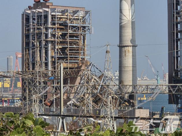 6일 오후 울산 남구 용잠로 울산화력발전소 내 구조물이 붕괴돼 있다. 이 사고로 근로자 7명이 매몰된 것으로 추정된다. (독자 제공. 재판매 및 DB 금지) 2025.11.6/뉴스1 ⓒ News1