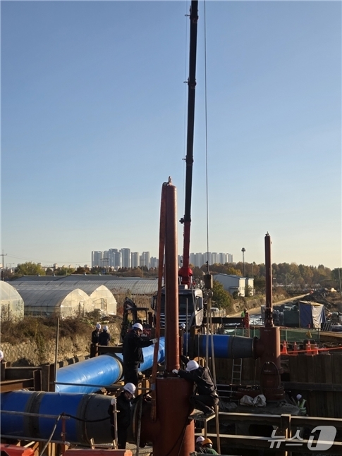 14일 경기 고양시 덕이동 광역상수도 송수관로 누수 지점에서 복구작업이 진행되고 있다. (한국수자원공사 제공, 재판매 및 DB금지)