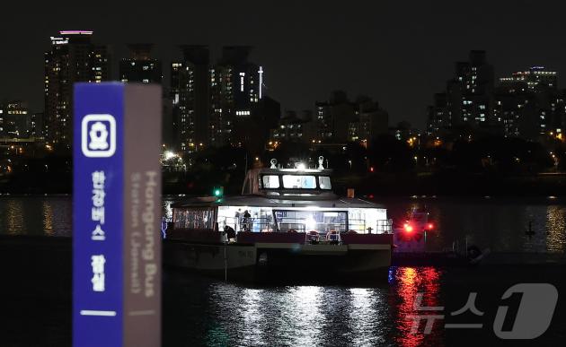 지난 15일 서울 송파구 잠실선착장 인근에 한강버스가 강바닥에 걸려 멈춰 서 있다.  2025.11.15/뉴스1 ⓒ News1 김진환 기자