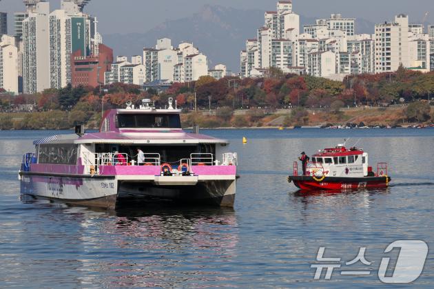 16일 서울 송파구 잠실선착장 인근 멈춰선 한강버스에 119특수구조단이 다가가고 있다. 서울시에 따르면 전날 오후 8시15분쯤 잠실행 7항차 한강버스 102호선이 잠실 선착장 118m 인근에서 멈춰 승객들이 구조정을 통해 선착장에 내리는 일이 발생했다. 인명피해는 없었으며 시 관계자는 사고 발생 선박을 "만조 시간대에 이초해 정밀 확인할 예정＂이라고 밝혔다. 2025.11.16/뉴스1 ⓒ News1 안은나 기자