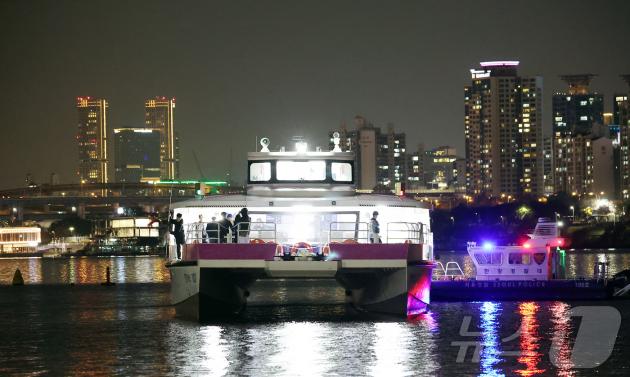 지난 15일 서울 송파구 잠실선착장 인근에 한강버스가 강바닥에 걸려 멈춰 서 있다. 2025.11.15/뉴스1 ⓒ News1 김진환 기자